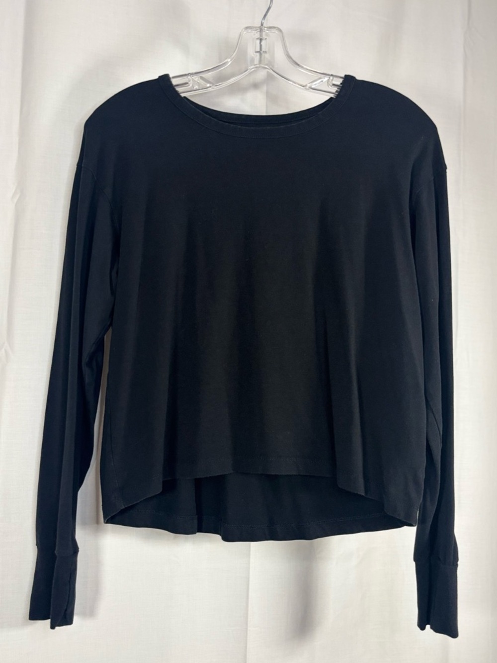 EUC FEAT Women’s Black Long Slv Wide Crewneck Top w Thumb Holes and hi-low hem S
